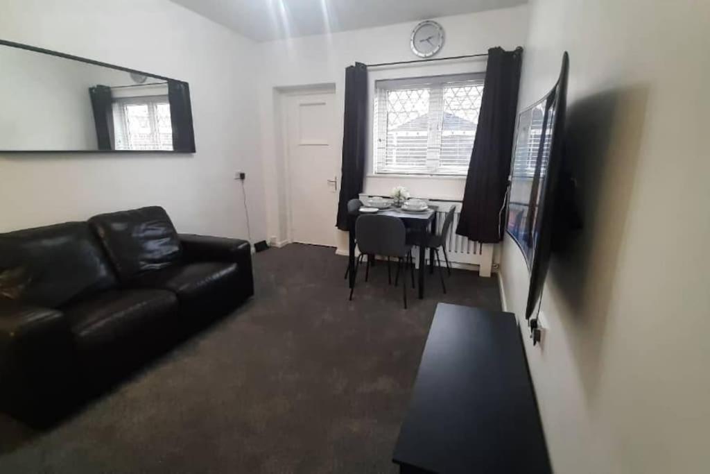 Entire Rental, Easy Reach To Etihad Stadium Manchester Exterior foto